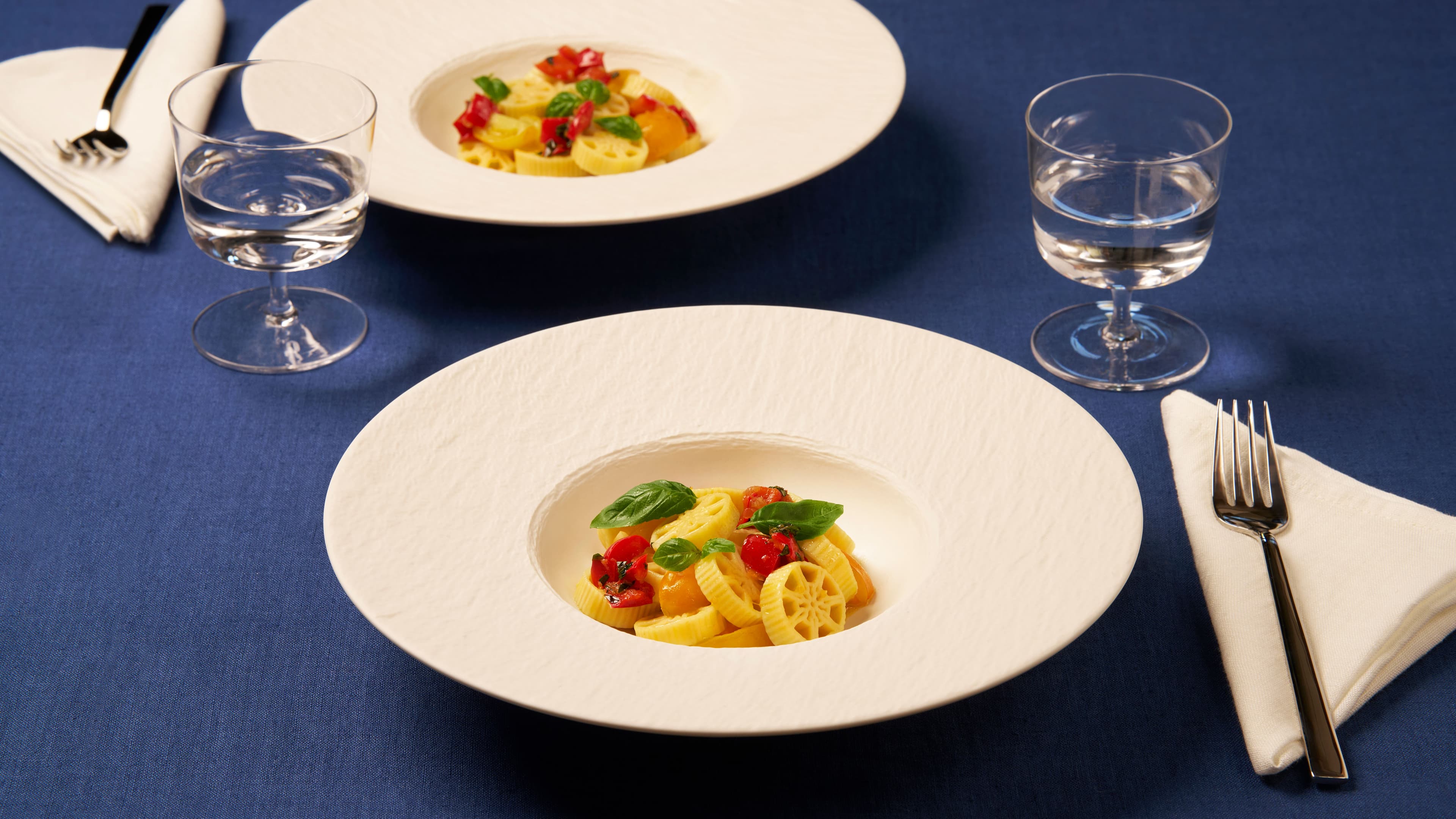 Gran Ruote con passata de tomate cherry amarillo y "peperonata"