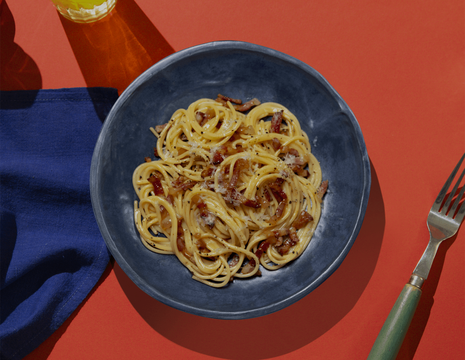 Hero image Carbonara in a blue plate | GLOBAL-3iWdeZmtkKtWqk44nwwLww